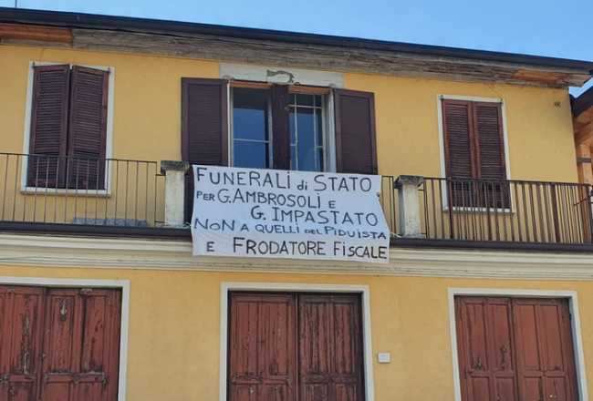 berlusconi striscione
