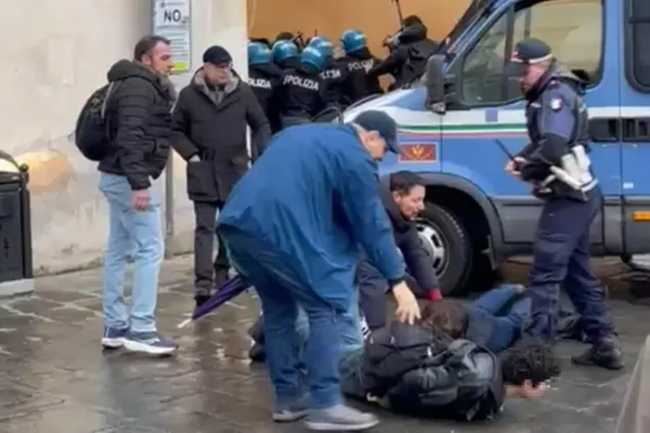 corteo pro palestina a pisa manifestanti caricati1