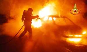 incendio auto notte vigile vvf