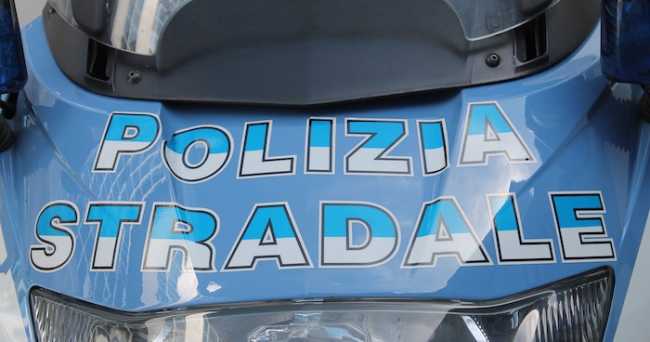 polstrada scritta moto