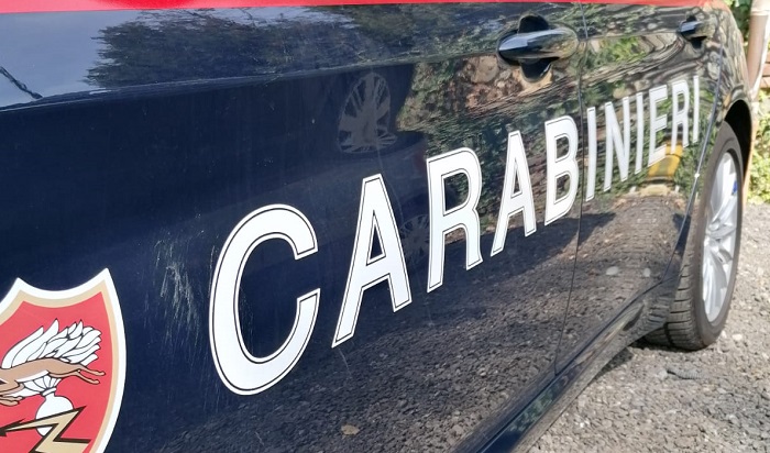 Trova un uomo nel giardino e gli consegna monili in oro