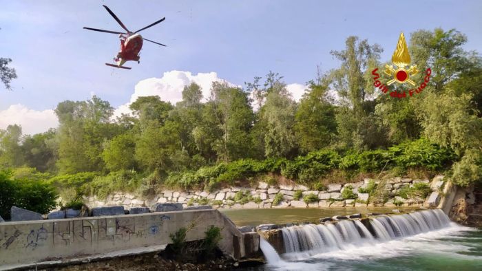 Ciclista attraversa il guado in piena e viene travolto