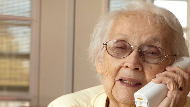 nonna al telefono