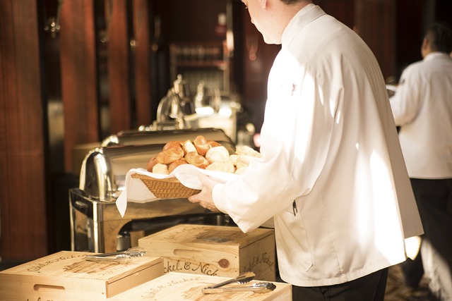 waiter 492872 640