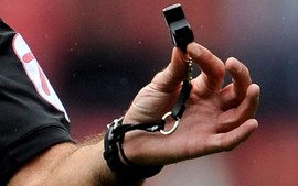 arbitro calcio violento